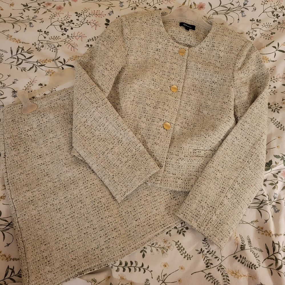 Elegant Tweed Blazer with Gold Buttons